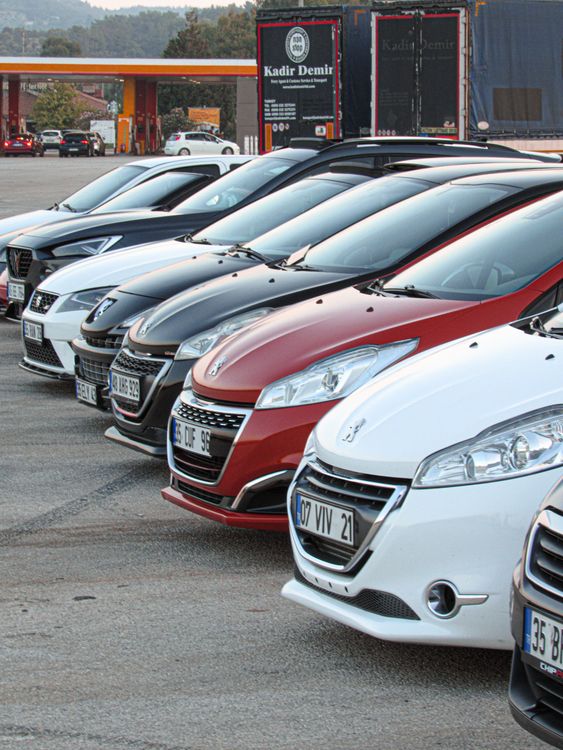 Fileira de carros em um pátio de revenda